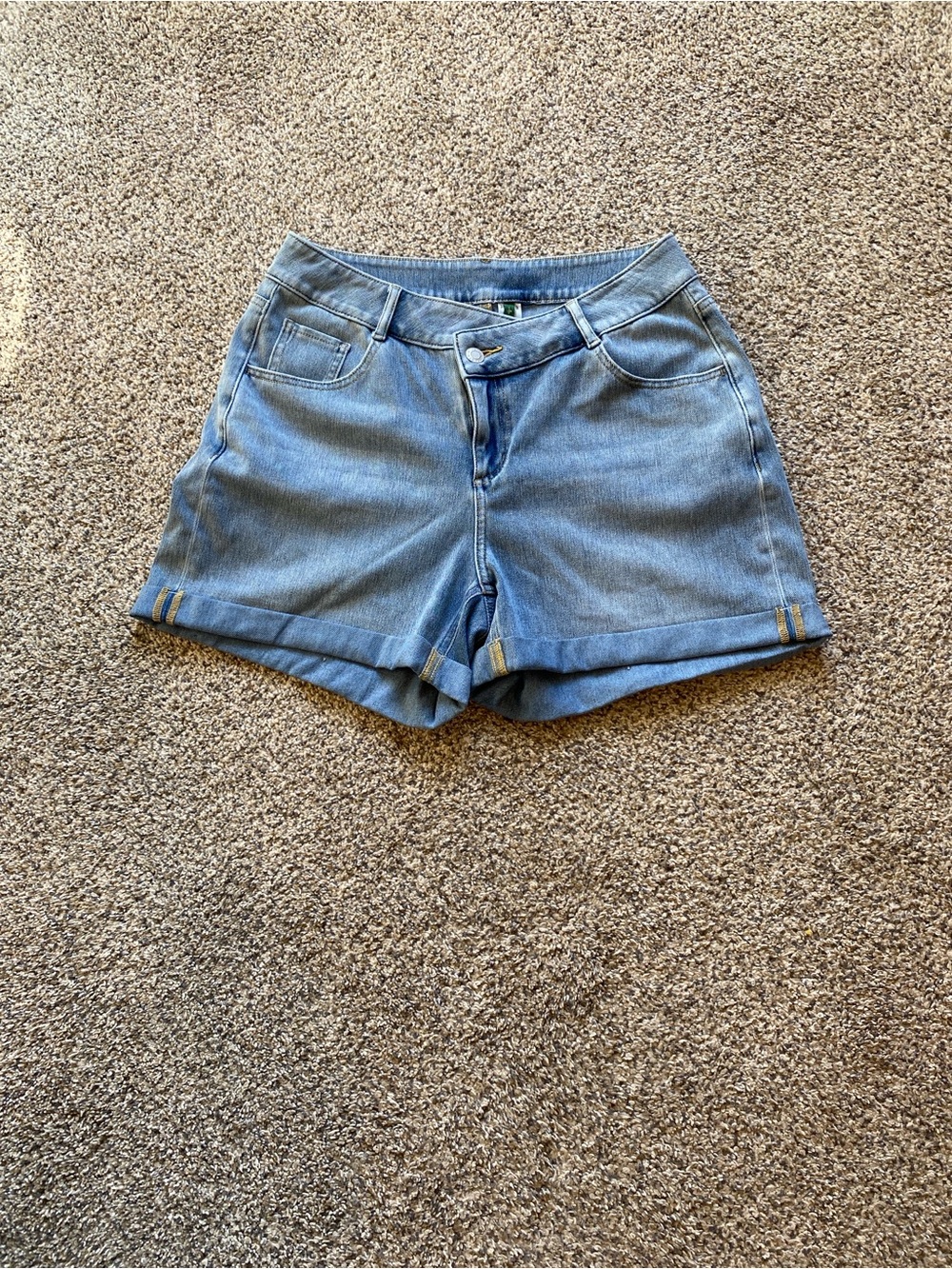 Halara NWT Women’s Light Blue Stretch Denim High-Rise Rolled Hem Shorts Sz M